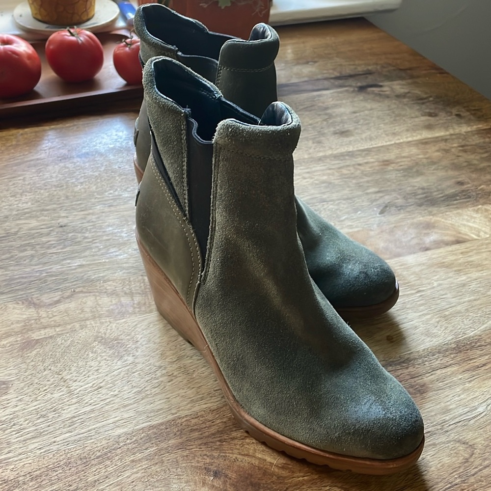 Sorel wedge green suede and leather boots waterproof